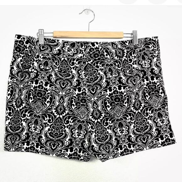 Ann Taylor Signature Shorts Size 10 Black White Damask Pattern 4.5" Inseam - Picture 1 of 9